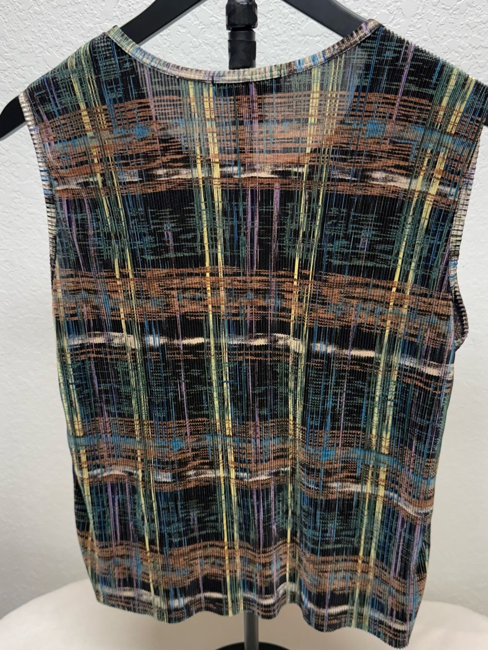 Sleeveless Multicolor Plaid-Effect Tank Top — Black Base - Picture 2 of 5
